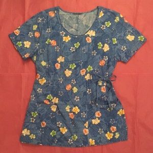 Cherokee Runway Floral Scrub Top Size Medium